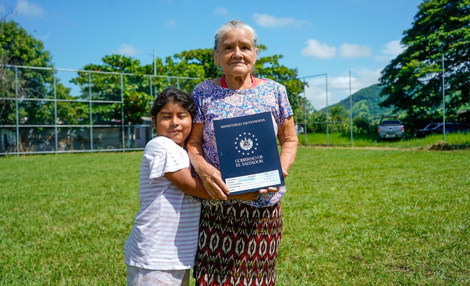 entregan-escrituras-de-propiedad-de-viviendas-a-74-familias-de-apopa